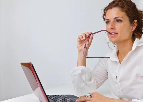 Hermosa mujer con netbook y pluma Imagen de stock