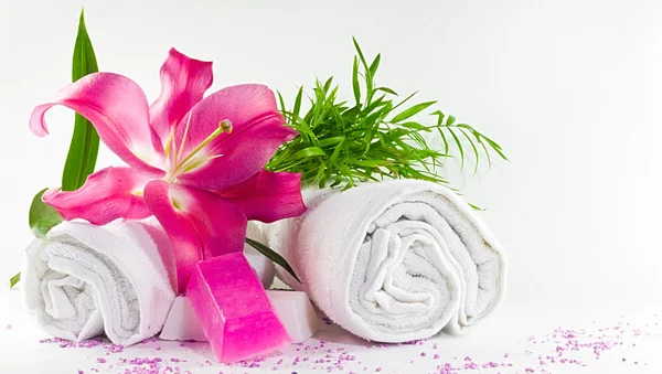 White towels lillium magenta — Stock Photo, Image