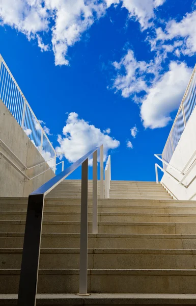 Steps towards blue sky — Stock Photo, Image