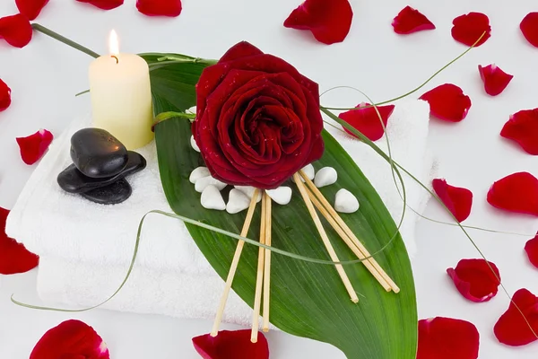 White towels with red rose and black stones — Stock Photo, Image