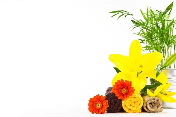 Üç havlu ve çiçek dekorasyonu