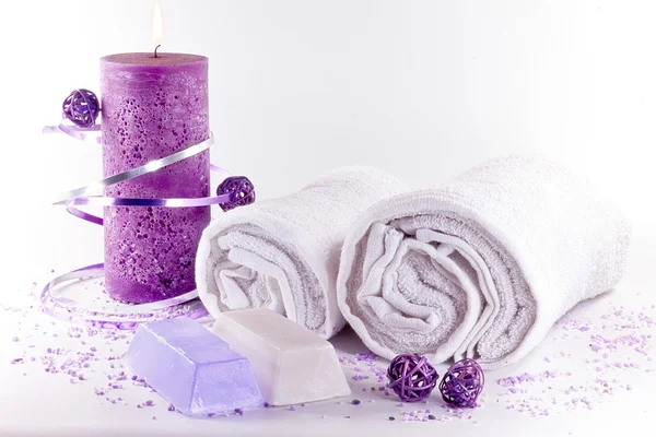 lila spa nesnelerle beyaz havlular