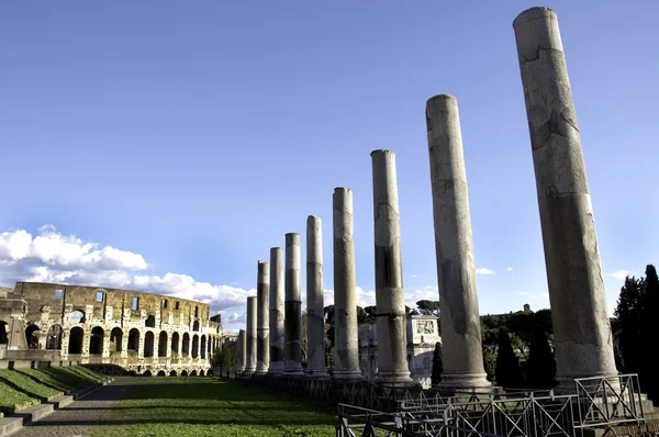 Coliseo y Pilares del Forense Anticuario Fotos De Stock