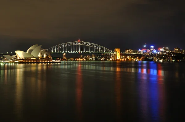 Sydney central business district spiegelt sich im sydney harbour wider Stockbild