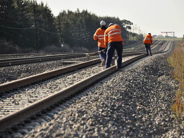 Gleisarbeiter arbeiten auf der Schiene lizenzfreie Stockfotos