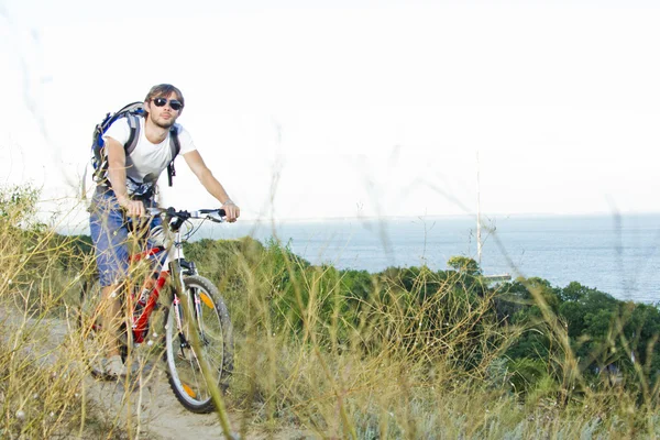 Riding a bicycle along the Black Sea — Stock Photo, Image