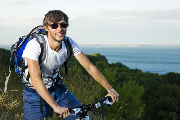 Cyclist and the sea — Stock Photo, Image