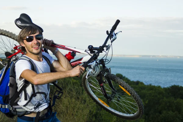 Para llevar bicicleta favorita con diversión Imagen de stock