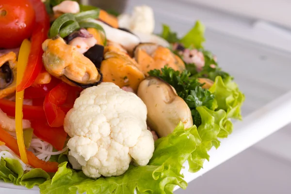 Salad of seafood and vegetables — Stock Photo, Image