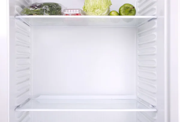 Napůl prázdná lednice — Stock fotografie