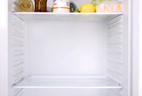 Helft-lege koelkast Stockfoto