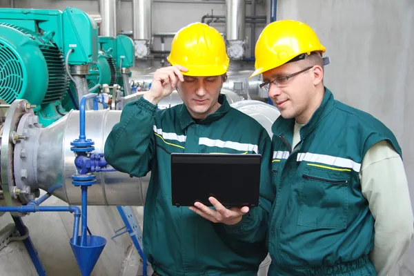 Industriële arbeiders met laptop, teamwerk — Stockfoto