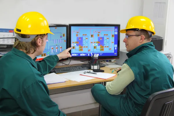 Industrial workers in control room — Stock Photo, Image