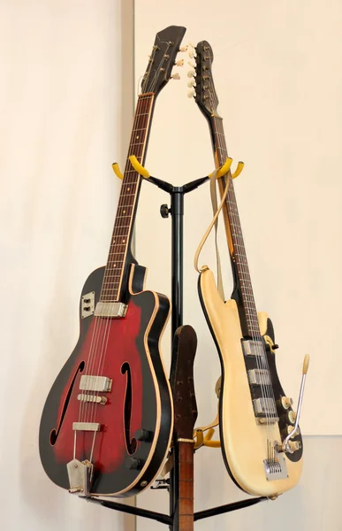 Dwie stare gitary — Zdjęcie stockowe