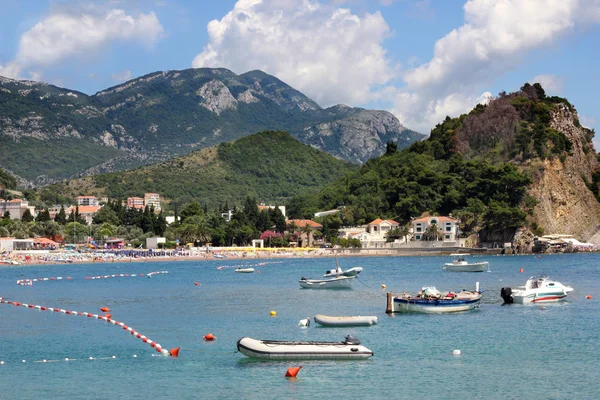 Playa y montañas en Montenegro — Foto de Stock