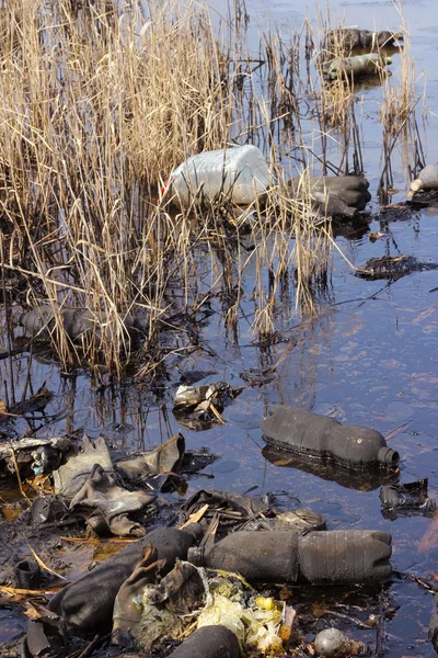 石油和塑料瓶污染 — 图库照片