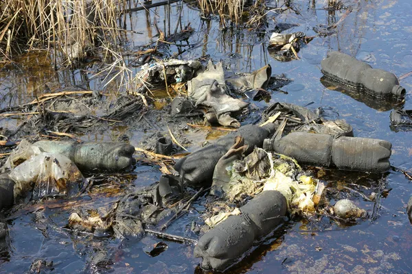 Contaminación de botellas de petróleo y plástico — Foto de Stock