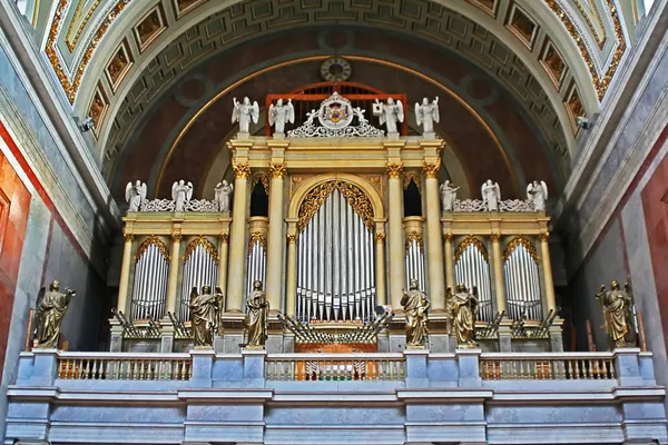 Organo e statue lo circondavano in cattedrale — Foto Stock
