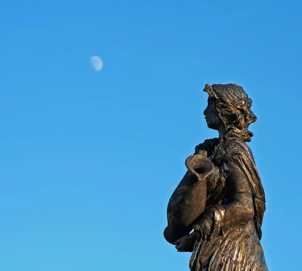 Women sculpture looking at the moon — Stock Photo, Image