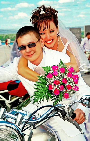 Noivo e noiva na moto — Fotografia de Stock