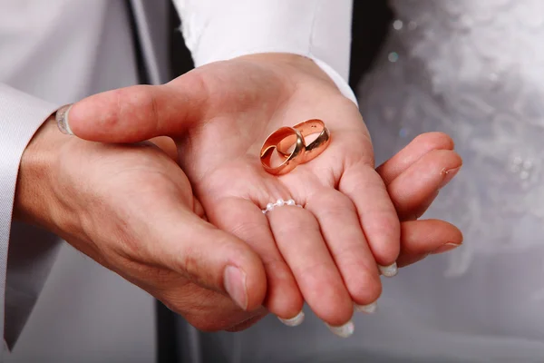 Cincin pernikahan di tangan — Stok Foto