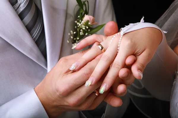 Brudgummen sätter ringen — Stockfoto