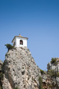 dağ tepe üzerinde çan kulesi