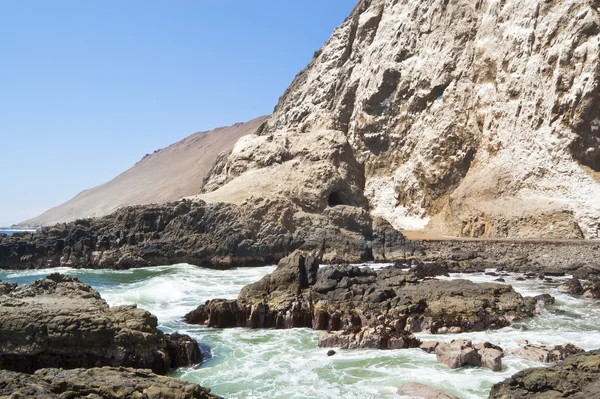 Sea cliff covered by guano — Stock Photo, Image