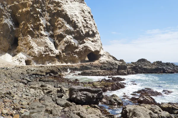 Deniz kayalıklarla — Stok fotoğraf
