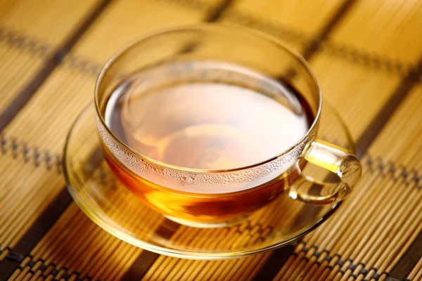 Tasse de thé sur nappe de paille — Photo