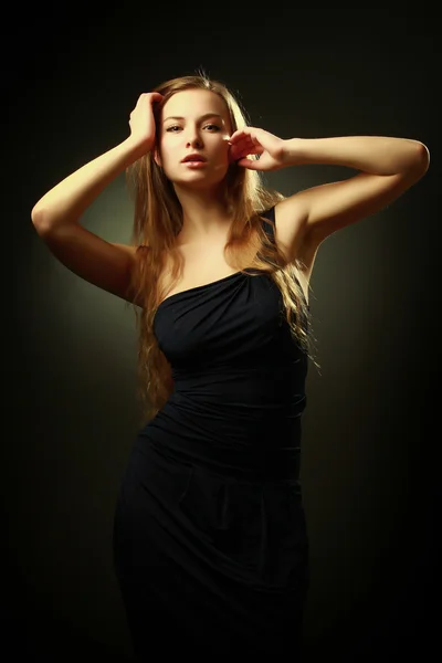 Vacker kvinna med långt hår porträtt — Stockfoto