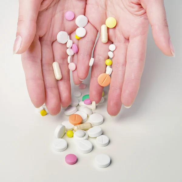 Женские руки с разными лекарствами — стоковое фото