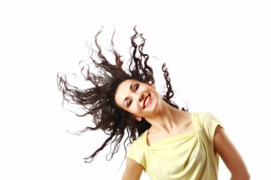 mutlu bir kadın kıvırcık saçlı izole