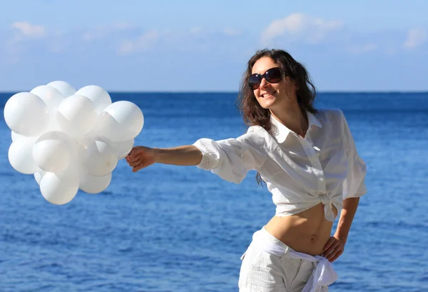 Gelukkig jonge vrouw genieten van de zomervakantie — Stockfoto
