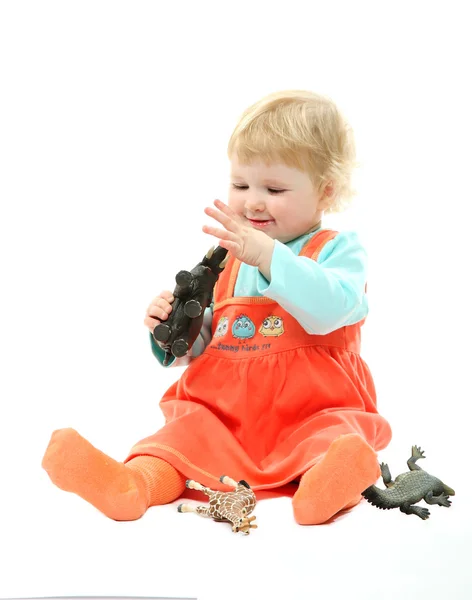 Ein Baby, das mit Spielzeugtieren spielt, isoliert auf weiß — Stockfoto