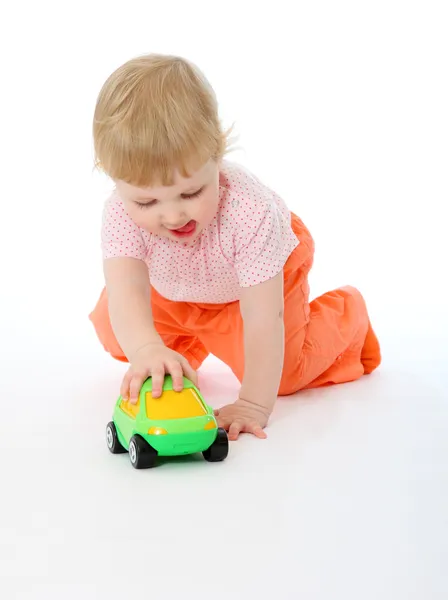 Дитина грає з іграшковим автомобілем — стокове фото