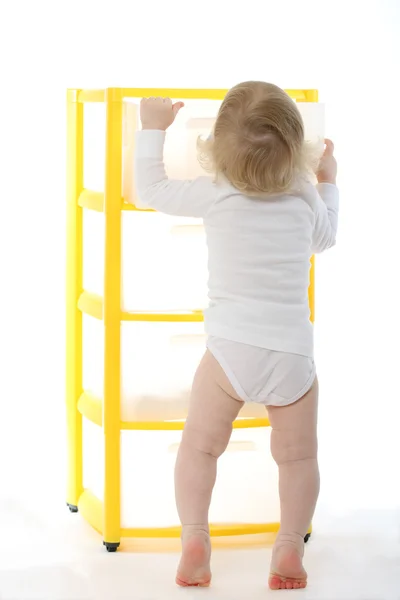 Bambino scalzo con un cosa non isolato su bianco — Foto Stock