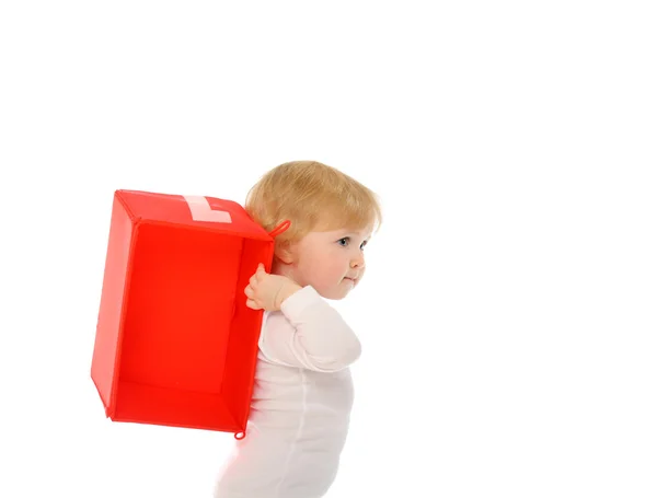 Um bebê carring caixa vermelha isolada em branco — Fotografia de Stock