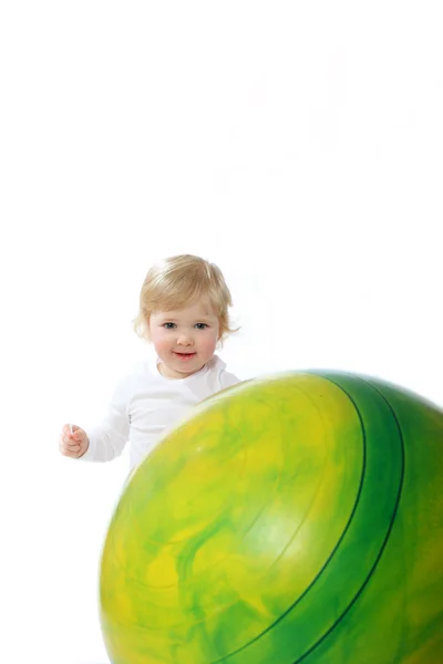 Bebek ve jimnastik topu — Stok fotoğraf