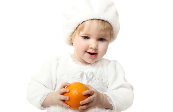 Bebê sorridente com laranja isolada em branco — Fotografia de Stock