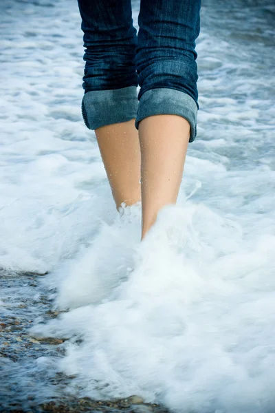 Camminare lungo il mare — Foto Stock