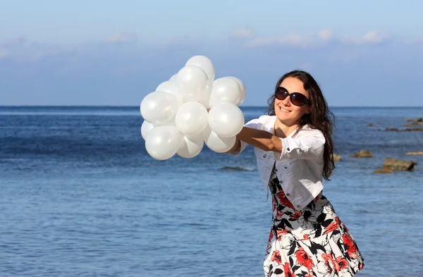 Gelukkig jonge vrouw genieten van de zomervakantie — Stockfoto