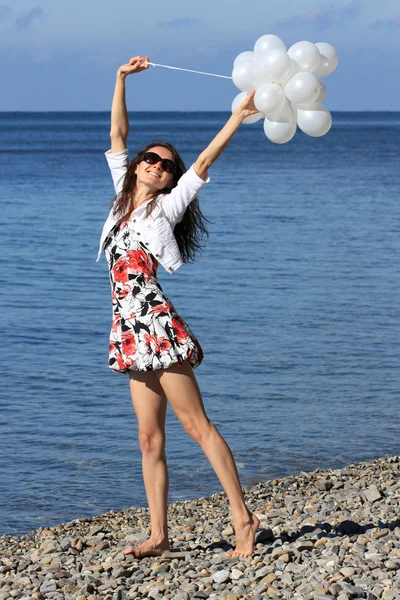 Glad ung kvinna njuter av sommarlovet — Stockfoto