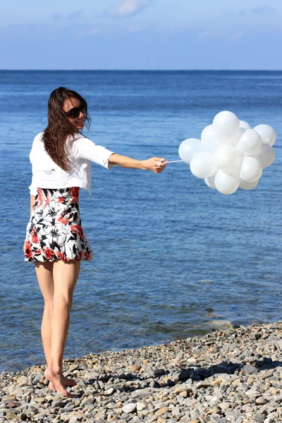 Šťastná mladá žena se těší letní prázdniny — Stock fotografie