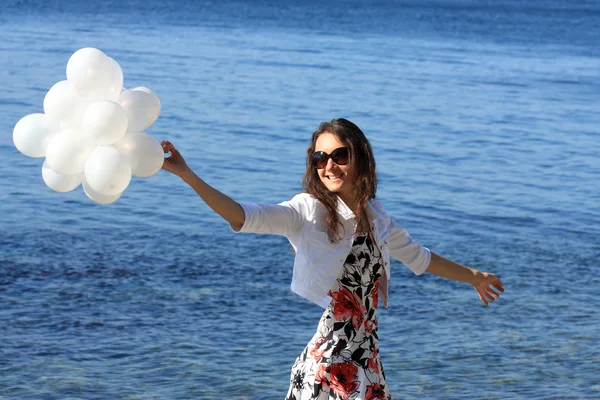 Happy young woman enjoying summer vacation — Stock Photo, Image