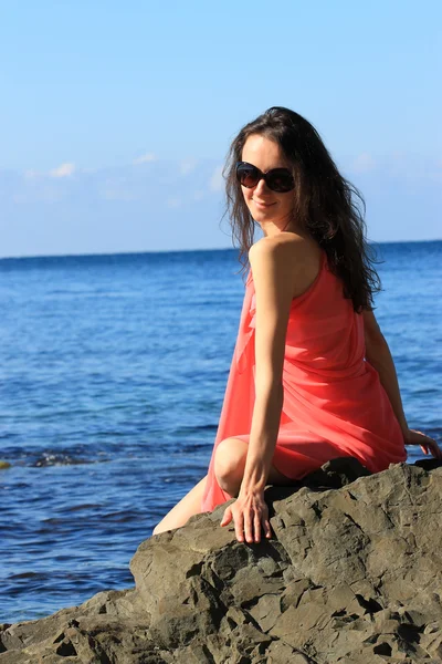 Attraente giovane donna che si gode le vacanze estive — Foto Stock