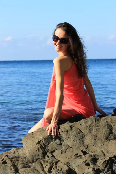 Attraktive junge Frau genießt Sommerurlaub — Stockfoto