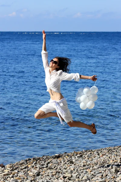 Boldog fiatal nő élvezi a nyaralás — Stock Fotó