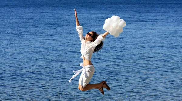 Счастливая молодая женщина наслаждается летними каникулами — стоковое фото