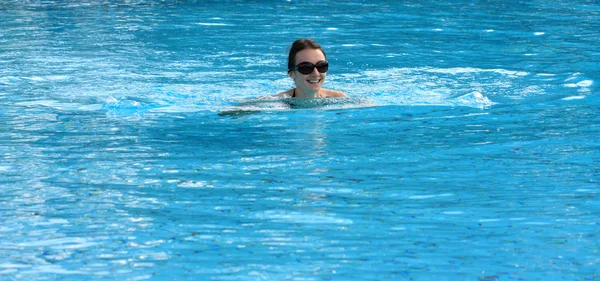 Schwimmende junge Frau — Stockfoto